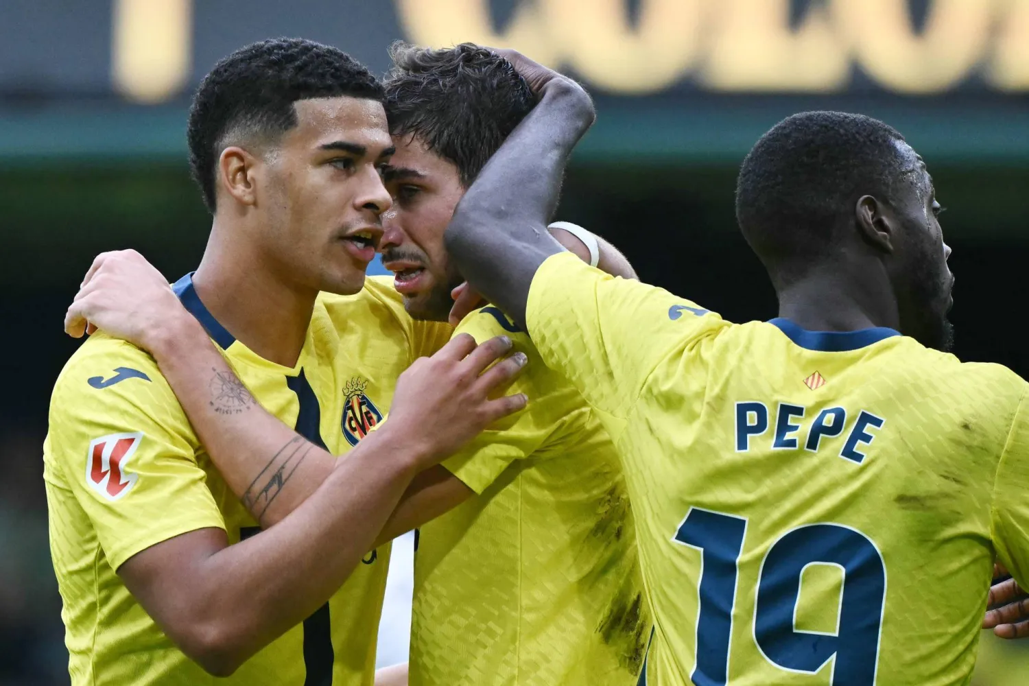 فرحة لاعبي فياريال بالفوز على رايو فايكانو (أ.ف.ب)