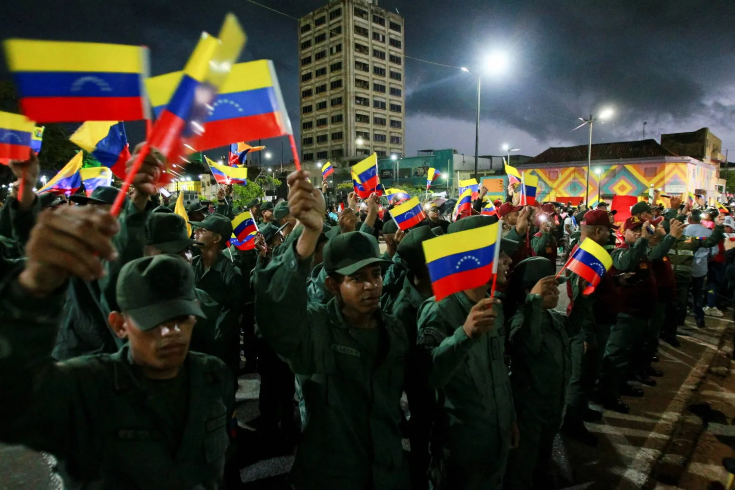قوات الأمن الفنزويلي يشاركون في مظاهرات داعمة للحكومة بكاراكاس يوم 30 أكتوبر (رويترز)