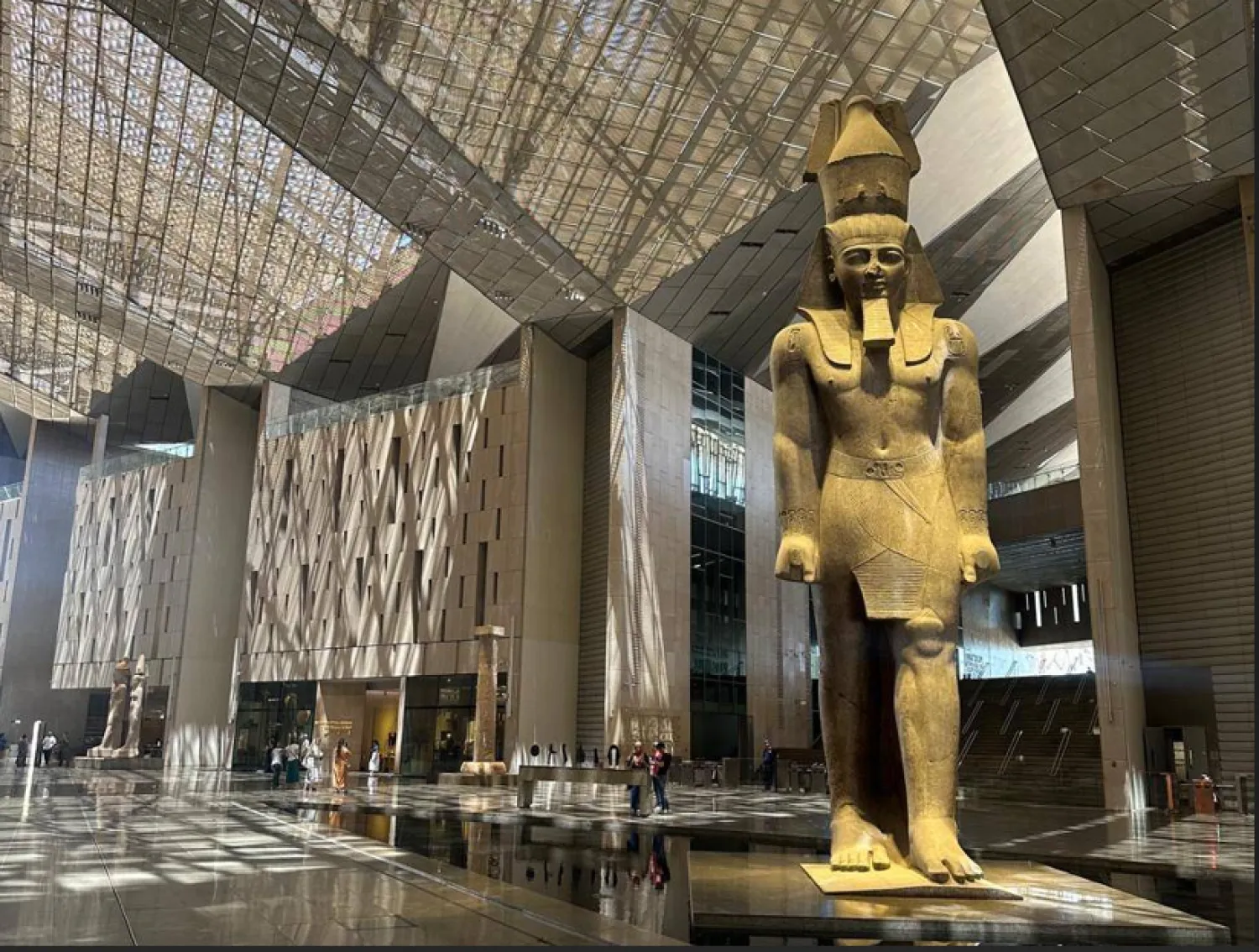 تمثال رمسيس الثاني في بهو المتحف المصري الكبير (الشرق الأوسط)