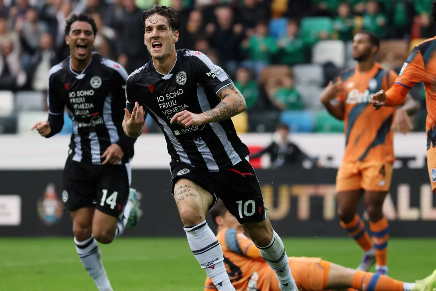 نيكولو زانيولو يحتفل بهدف الفوز لأودينيزي على أتالانتا (أ.ب)