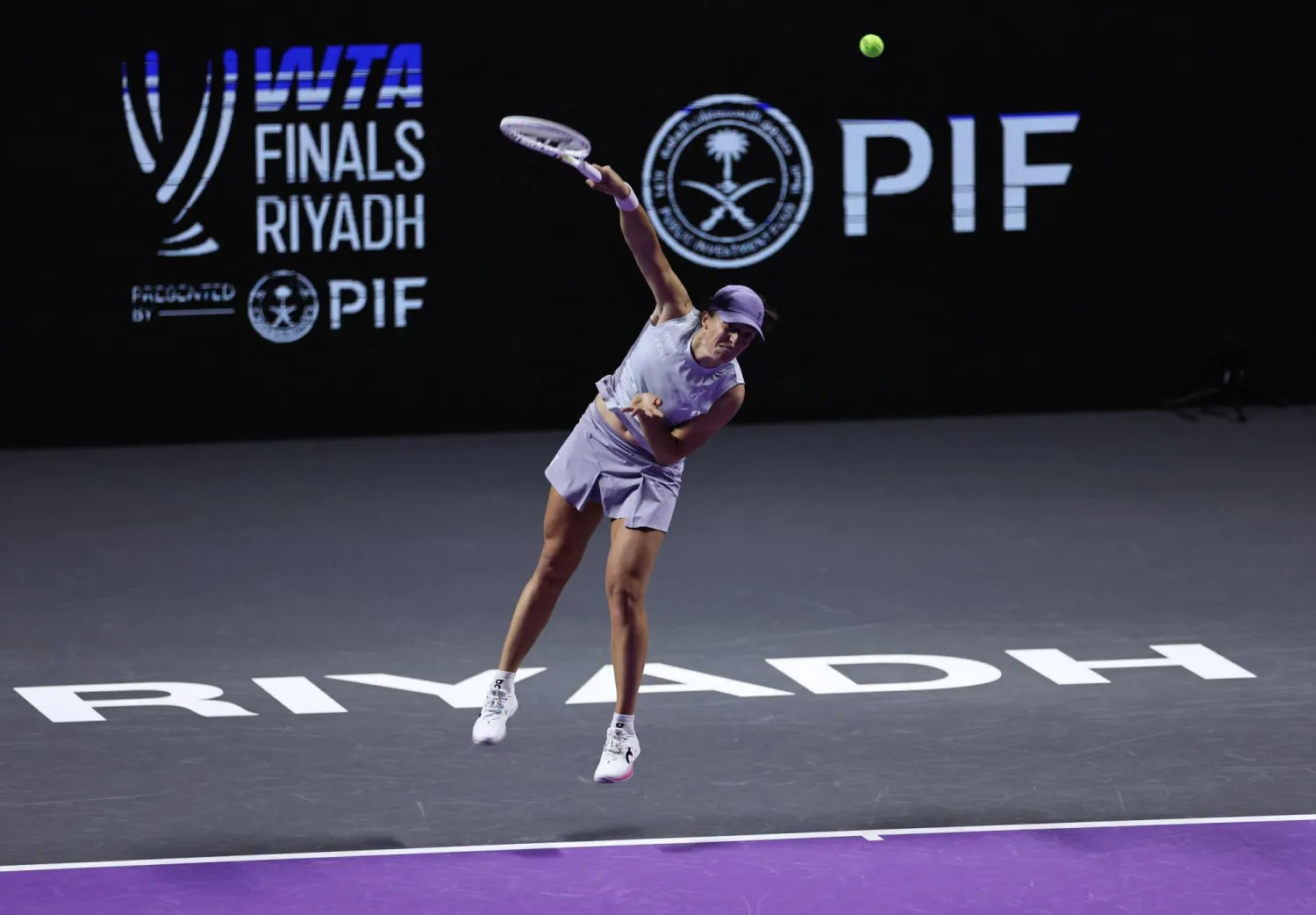 النجمة البولندية إيغا شفيونتيك تتألق في الرياض (رويترز)