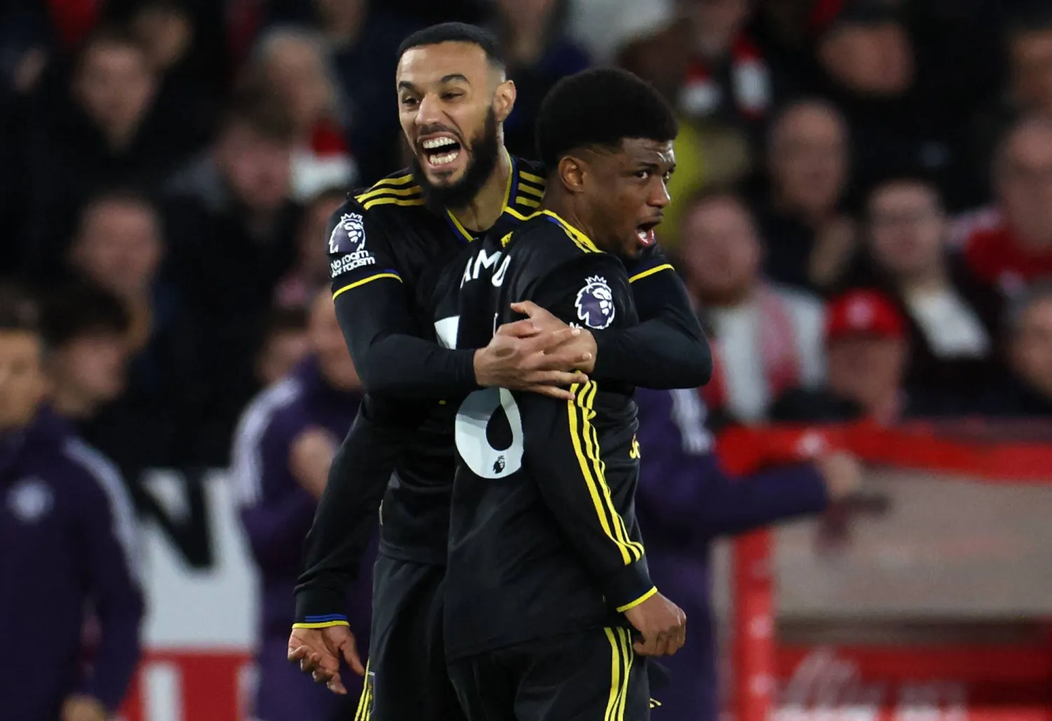 أماد ديالو يحتفل بهدفه مع زميله المغربي نصير مزراوي (أ.ف.ب)