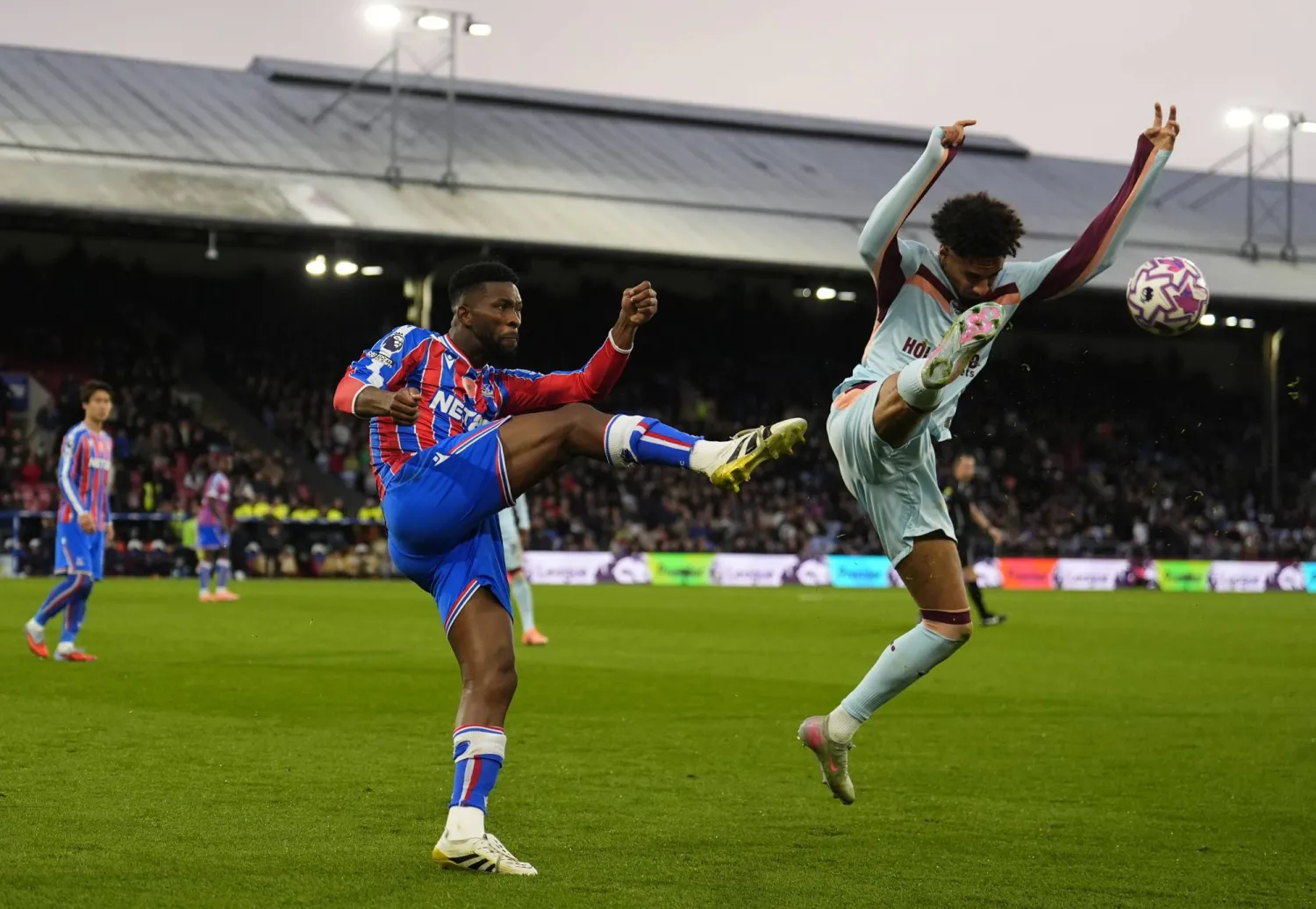 كريستال بالاس هزم برنتفورد بثنائية (د.ب.أ)