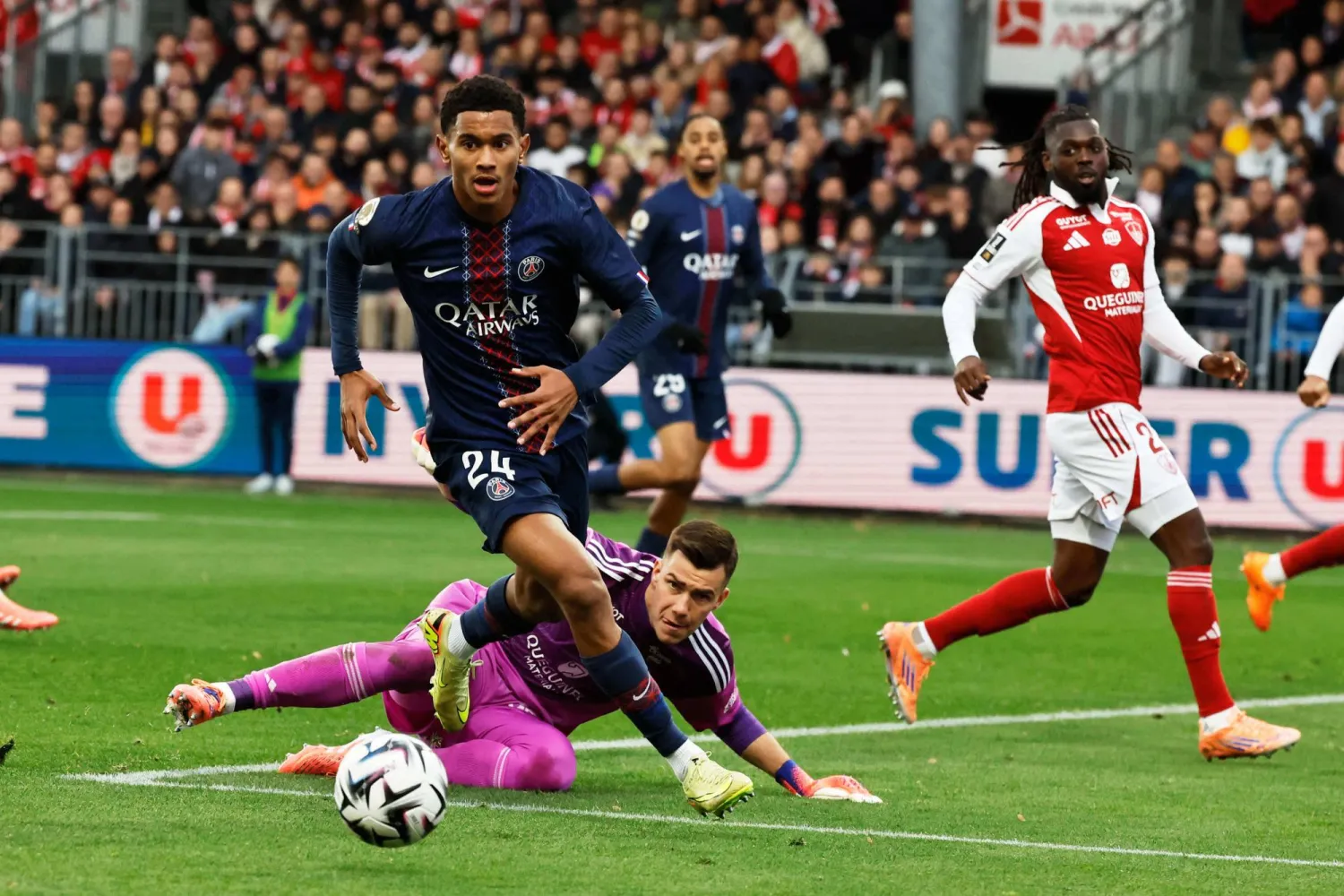 سيني مايولو يلعب لباريس سان جيرمان ومنتخب فرنسا 