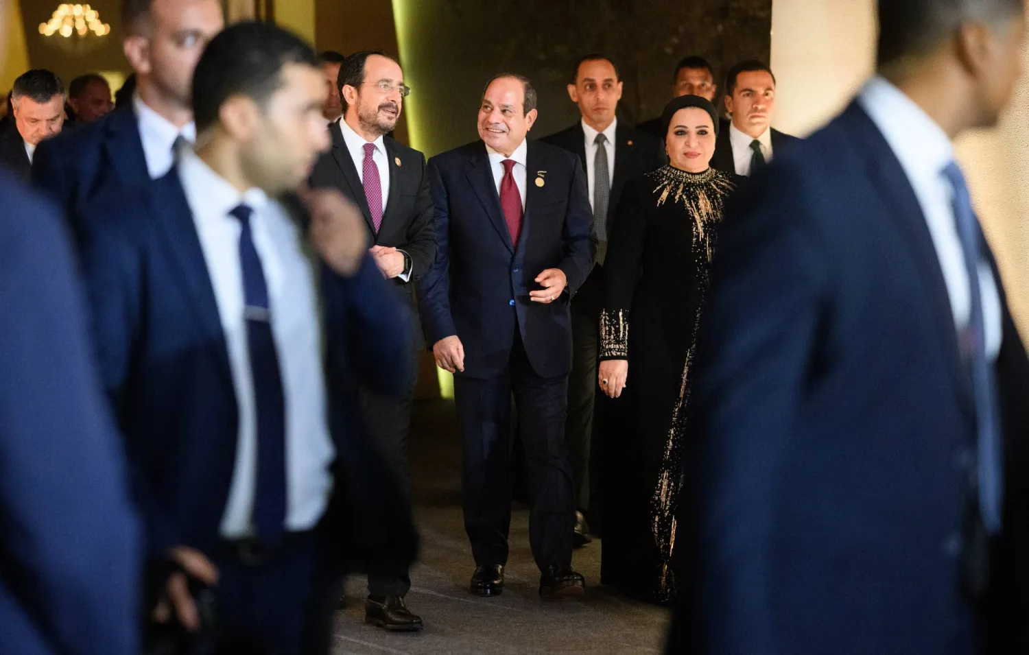 الرئيس المصري عبد الفتاح السيسي وزوجته السيدة انتصار لدى وصولهما حفل افتتاح المتحف المصري الكبير في الجيزة (د.ب.أ)