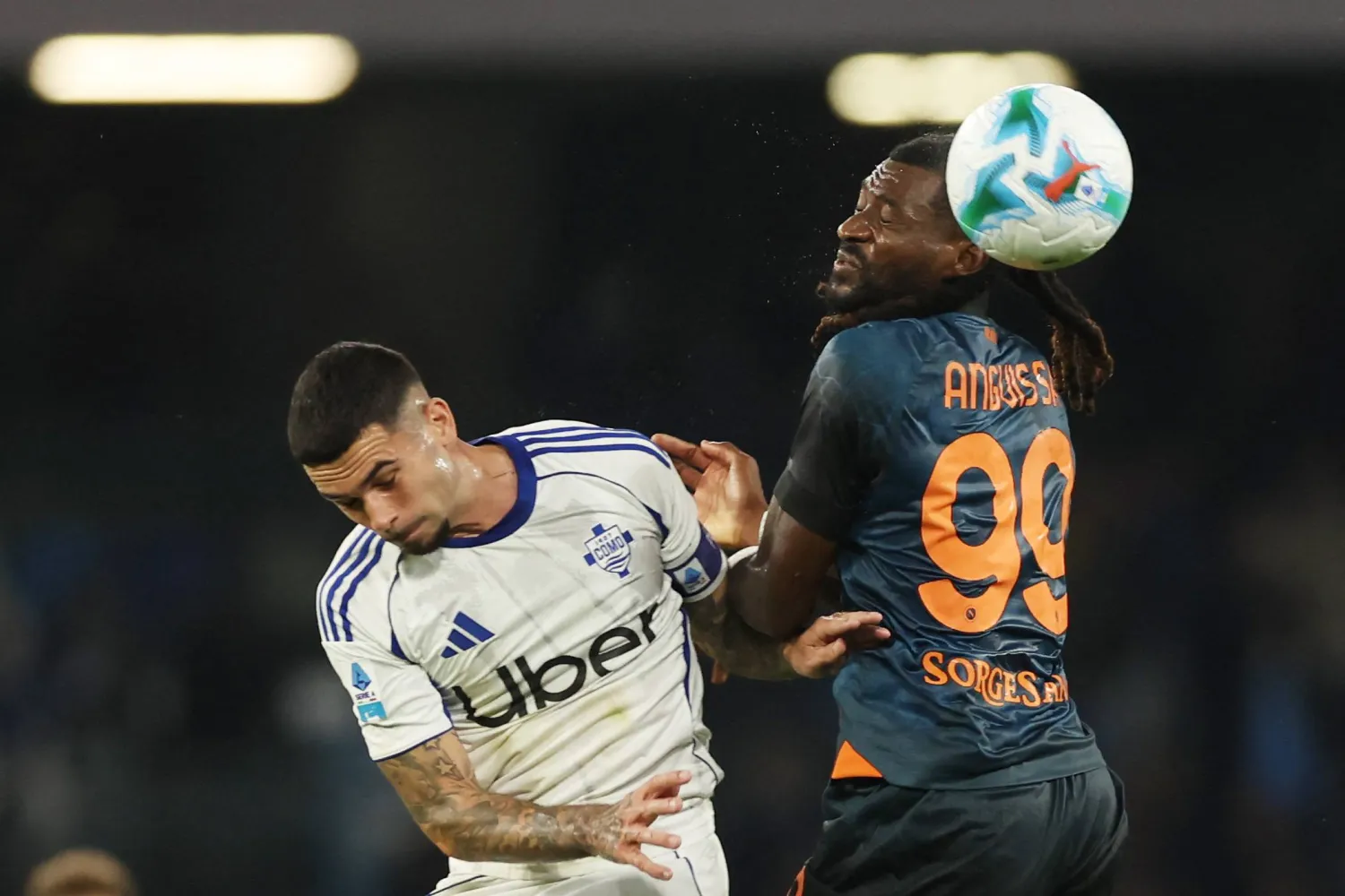 من مباراة نابولي أمام كومو (رويترز)