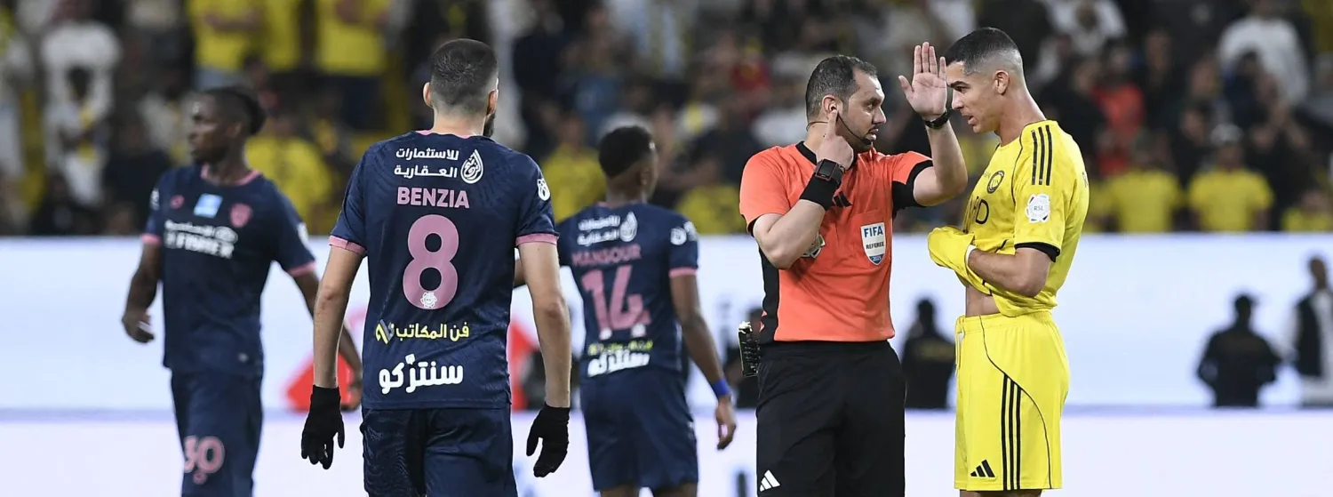 رونالدو يقف بالقرب من الحكم الهويش قبل احتساب ركلة الجزاء (رويترز)