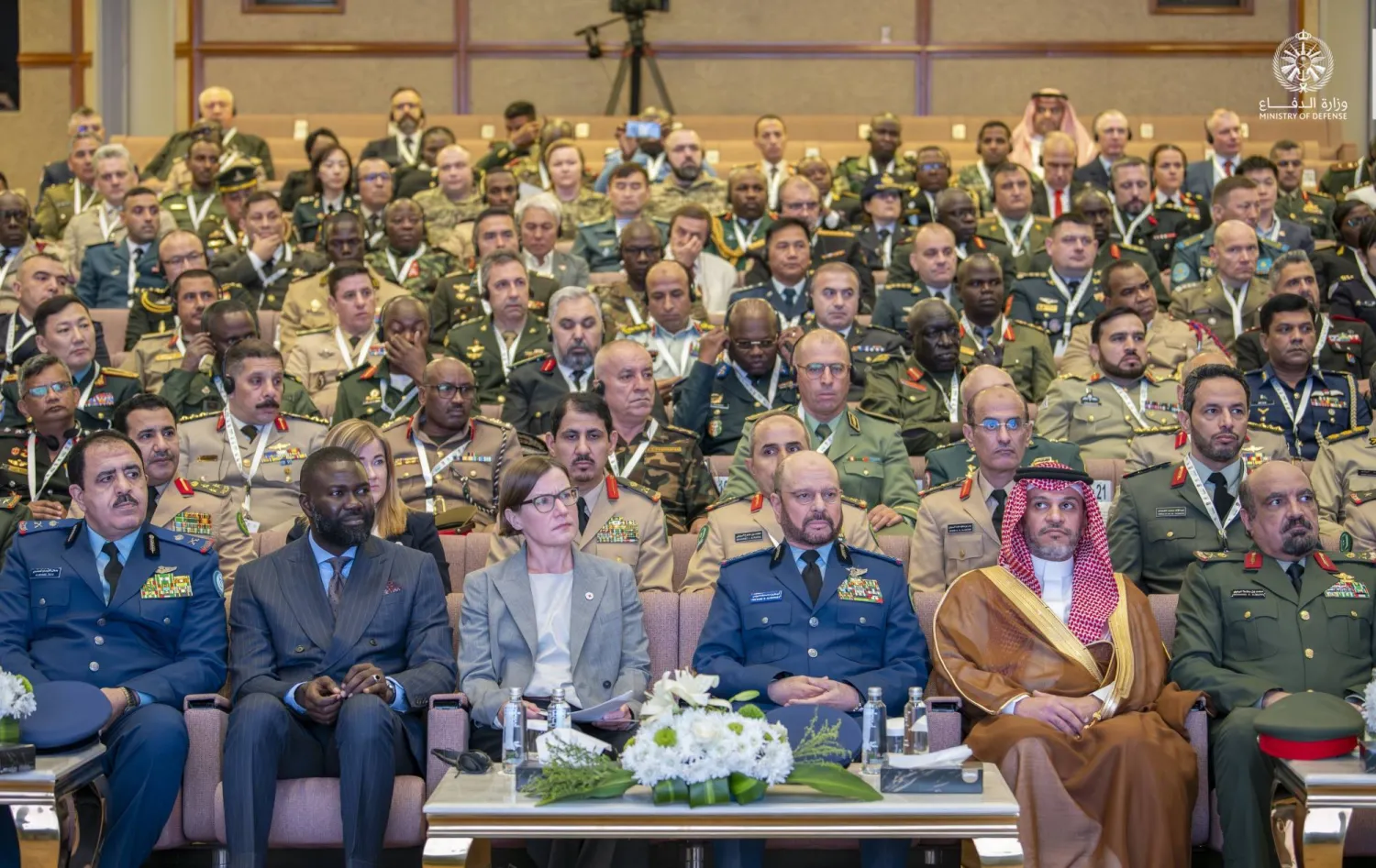   
رئیس ستاد کل ارتش پادشاهی عربی سعودی و رئیس کمیته بین‌المللی صلیب سرخ در مراسم افتتاح کارگاه (وزارت دفاع)