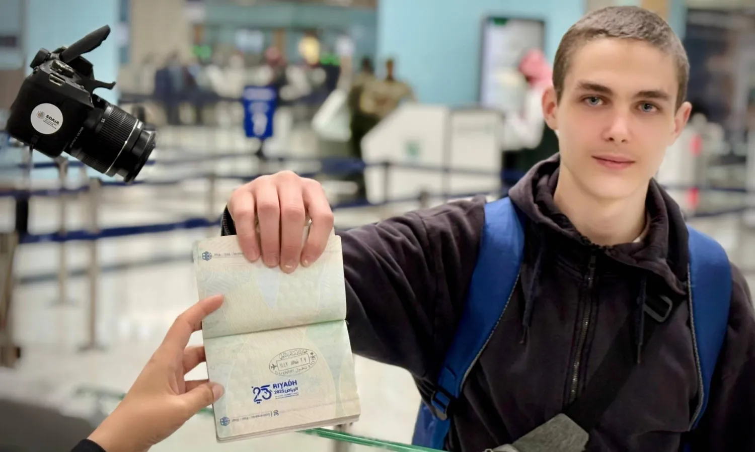 مسافر يعرض ختم ألعاب التضامن الإسلامي في أحد المنافذ السعودية (الشرق الأوسط)