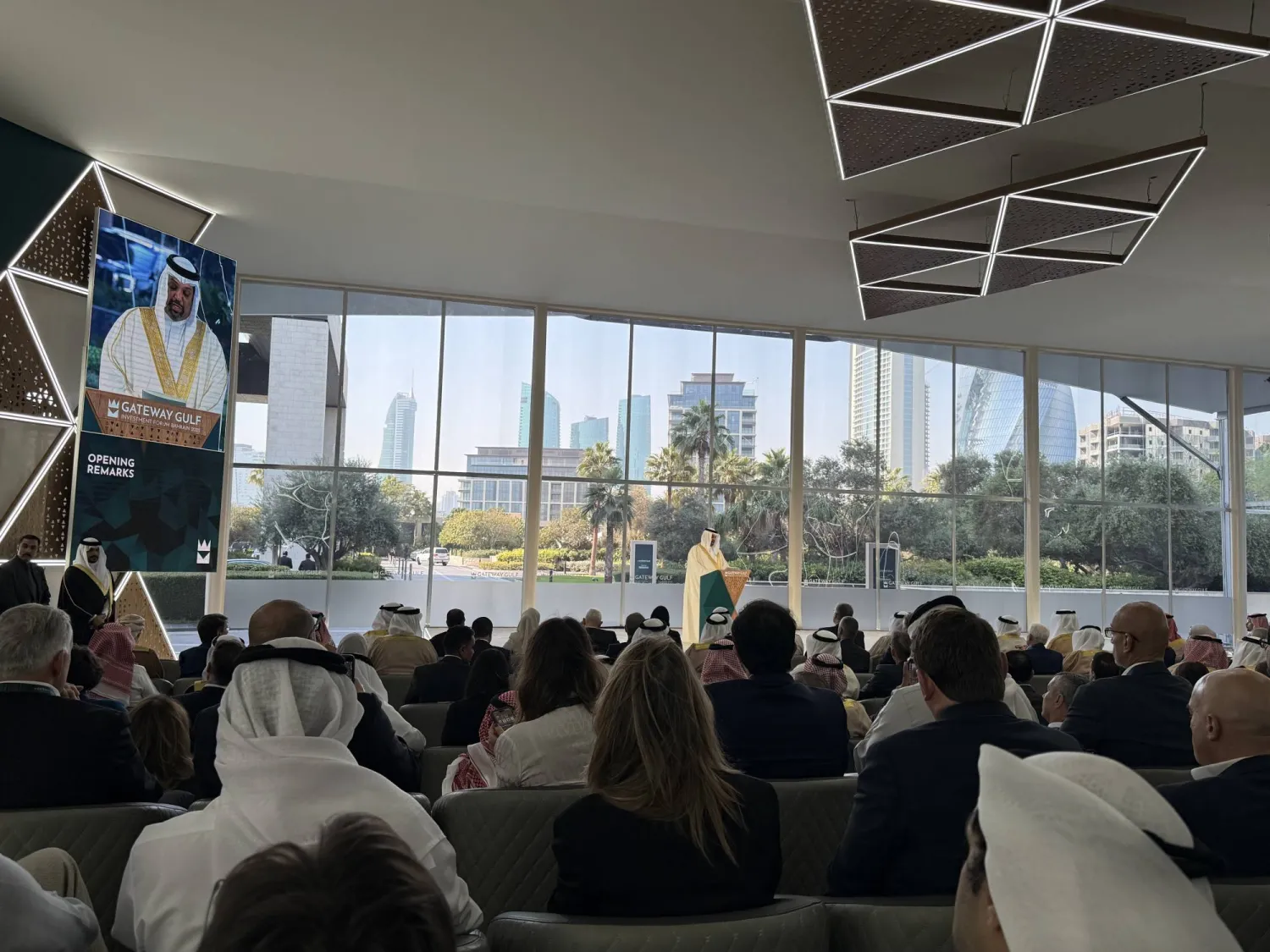 الشيخ سلمان بن خليفة آل خليفة وزير المالية والاقتصاد الوطني البحريني خلال كلمته في منتدى «بوابة الخليج» (الشرق الأوسط)