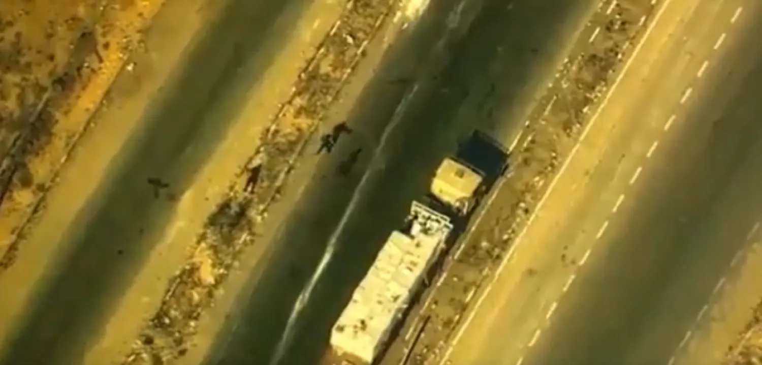 لقطة من الفيديو الذي نشرته القيادة المركزية الأميركية وقالت إنه يظهر عناصر من حركة «حماس» يهاجمون شاحنة مساعدات