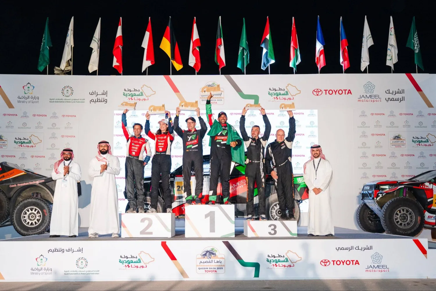 لحظة تتويج يزيد الراجحي بالمركز الأول ودانية عقيل وصيفة (اتحاد السيارات والدراجات النارية)