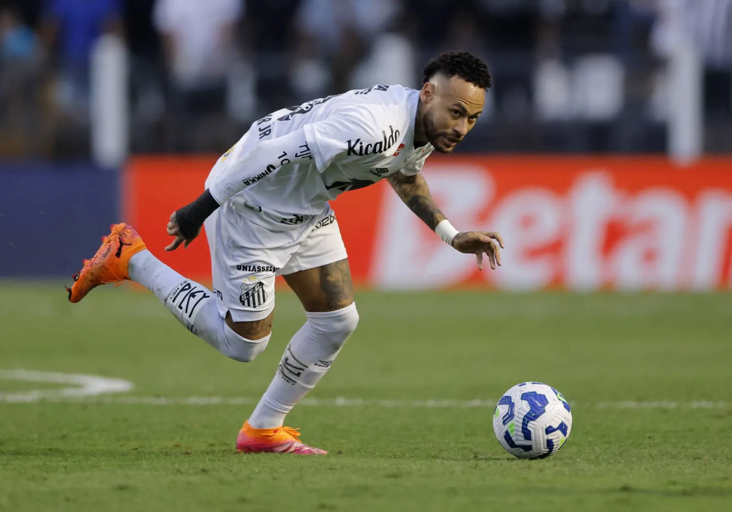 نيمار في الظهور الأول مع سانتوس بعد شهر ونصف الشهر من الإصابة (رويترز)