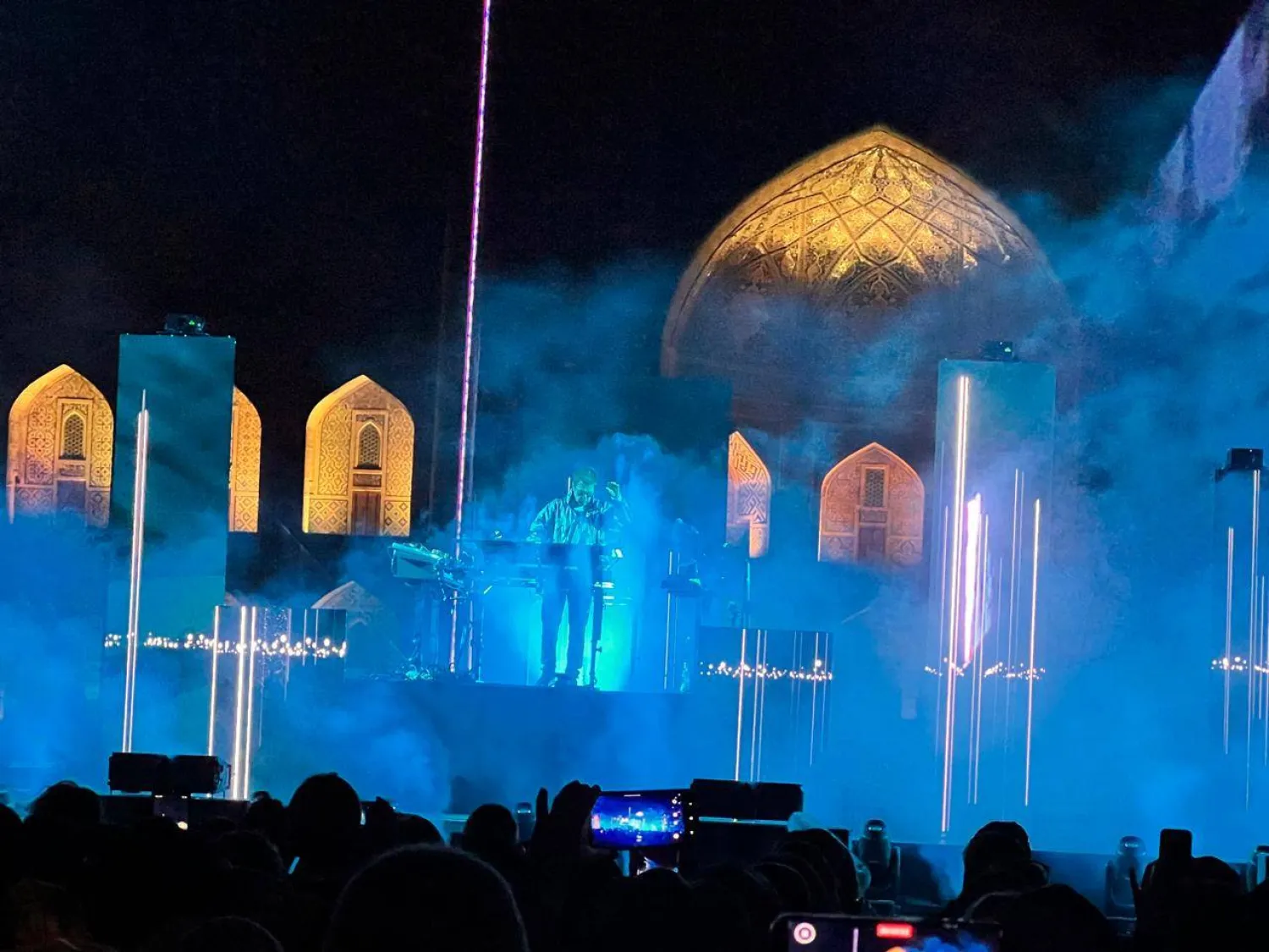 جانب من الحفل الموسيقي للفنان الفرنسي جان ميشال جار في ميدان ريجستان - سمرقند (الشرق الأوسط)