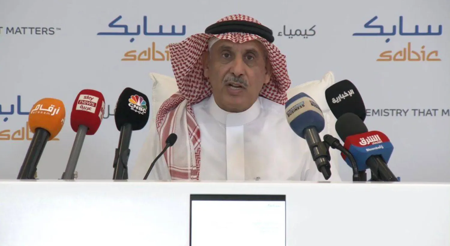 الرئيس التنفيذي لـ«سابك» المهندس عبد الرحمن الفقيه يتحدث في المؤتمر الصحافي عقب إعلان النتائج (الشرق الأوسط)