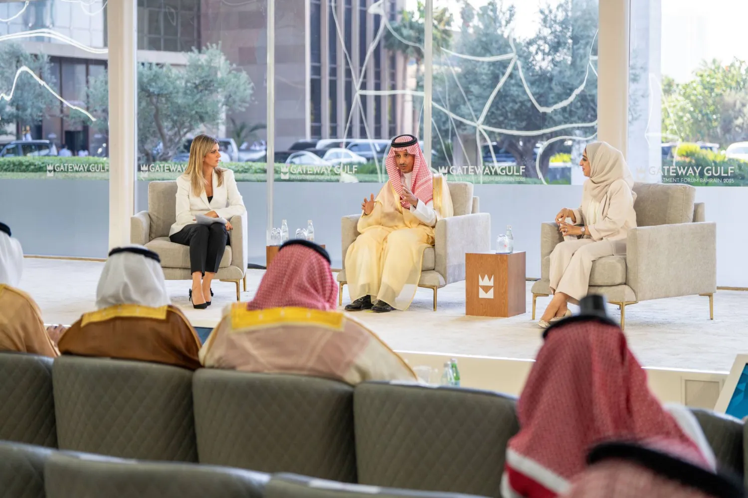 وزير السياحة السعودي ونظيرته البحرينية خلال الجلسة في منتدى بوابة الخليج الاستثماري في البحرين (الشرق الأوسط)