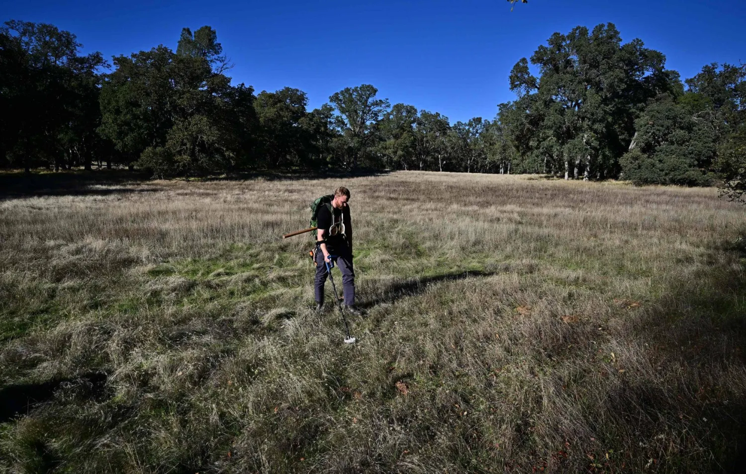 كودي بلانشارد يستخدم جهاز الكشف عن الذهب في مقاطعة إل دورادو شمال ساكرامنتو بكاليفورنيا 27 أكتوبر 2025 (أ.ف.ب)