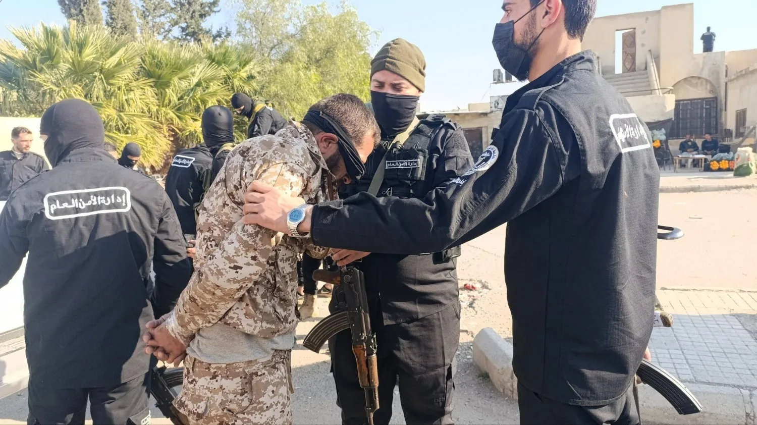 القبض على خلية تمتهن الخطف بعد مداهمة في منطقة السومرية بمدينة دمشق (سانا)
