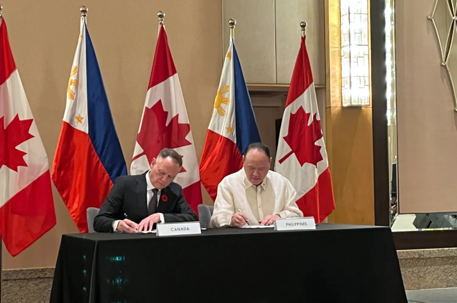 Canadian Defense Minister, David McGuinty and Philippine Defense Secretary Gilberto Teodoro Jr. sign an agreement in Manila, Sunday, Nov. 2, 2025. (AP Photo/Jim Gomez)