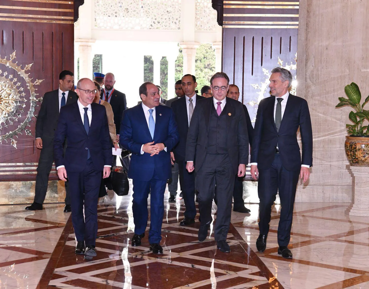 الرئيس المصري عبد الفتاح السيسي يستقبل عدداً مع الزعماء الأوروبيين (الرئاسة المصرية) 