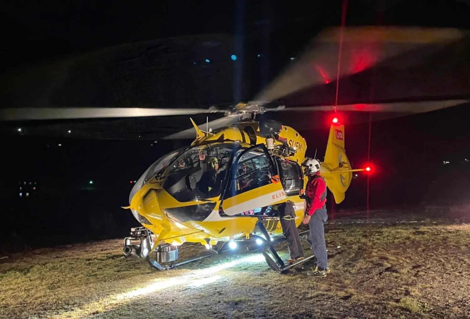 This photo released by the Italian Alpine and Speleological Rescue Corps on Sunday, Nov. 2, 2025, rescuers prepare for rescue operations with a helicopter in search of five mountaineers, all German, who were hit by an avalanche Saturday afternoon, Nov. 1, 2025, while climbing the Cima Vertana, in the Ortler mountains in Solda, Italy. (Corpo Nazionale Soccorso Alpino e Speleologico via AP)
