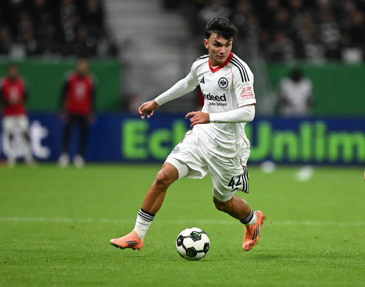 كان أوزون لاعب أينتراخت فرانكفورت (د.ب.أ)