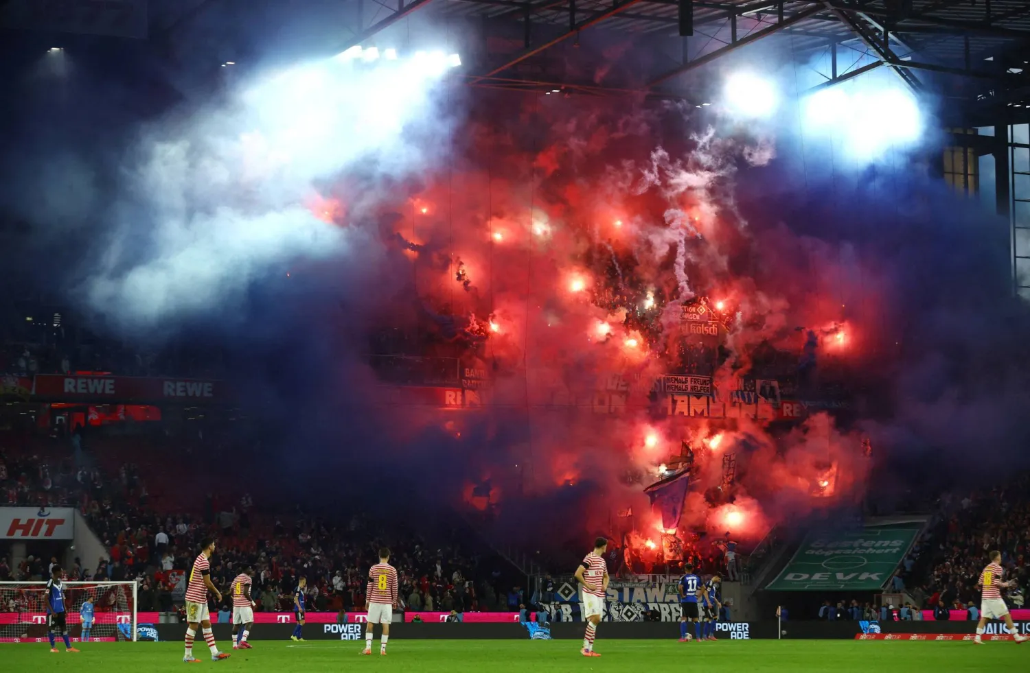 فرحة جماهير كولن بالفوز الكبير على هامبورغ (رويترز)