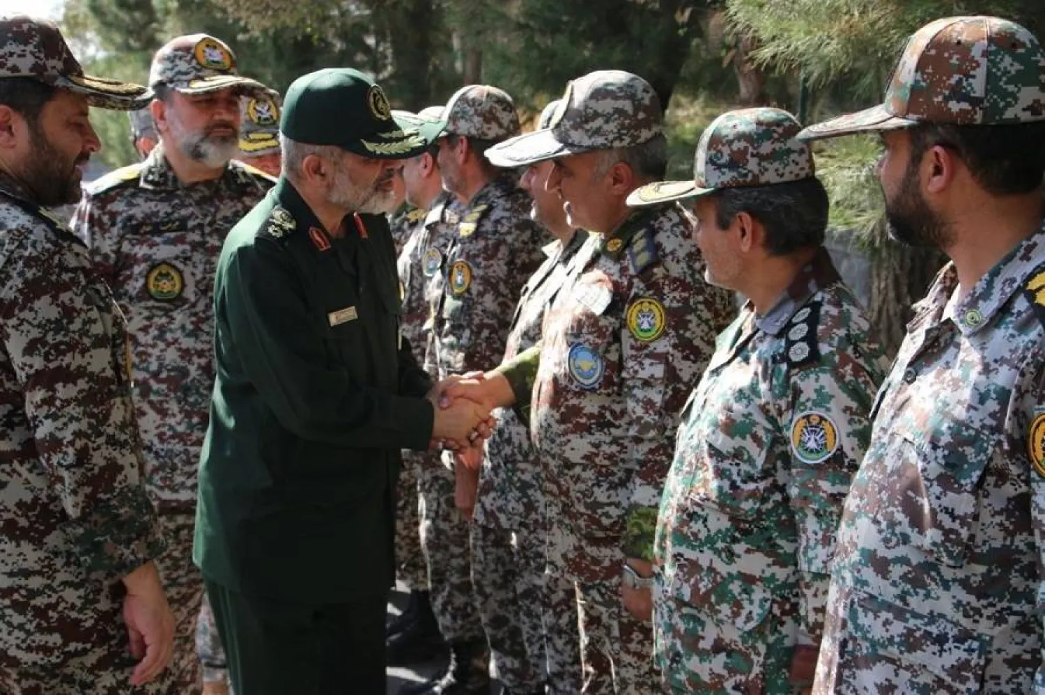 صورة نشرها التلفزيون الرسمي من جولة وحيدي بمقر الدفاع الجوي في شمال غربي البلاد صباح الأحد