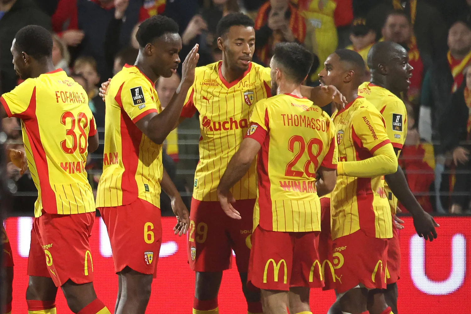 فرحة لاعبي لانس بالفوز الكبير على لوريان (أ.ف.ب)