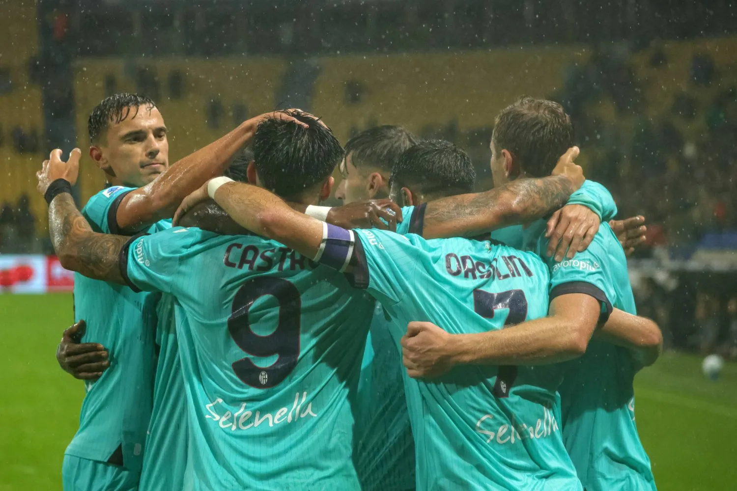 فرحة لاعبي بولونيا بالفوز على بارما (إ.ب.أ)