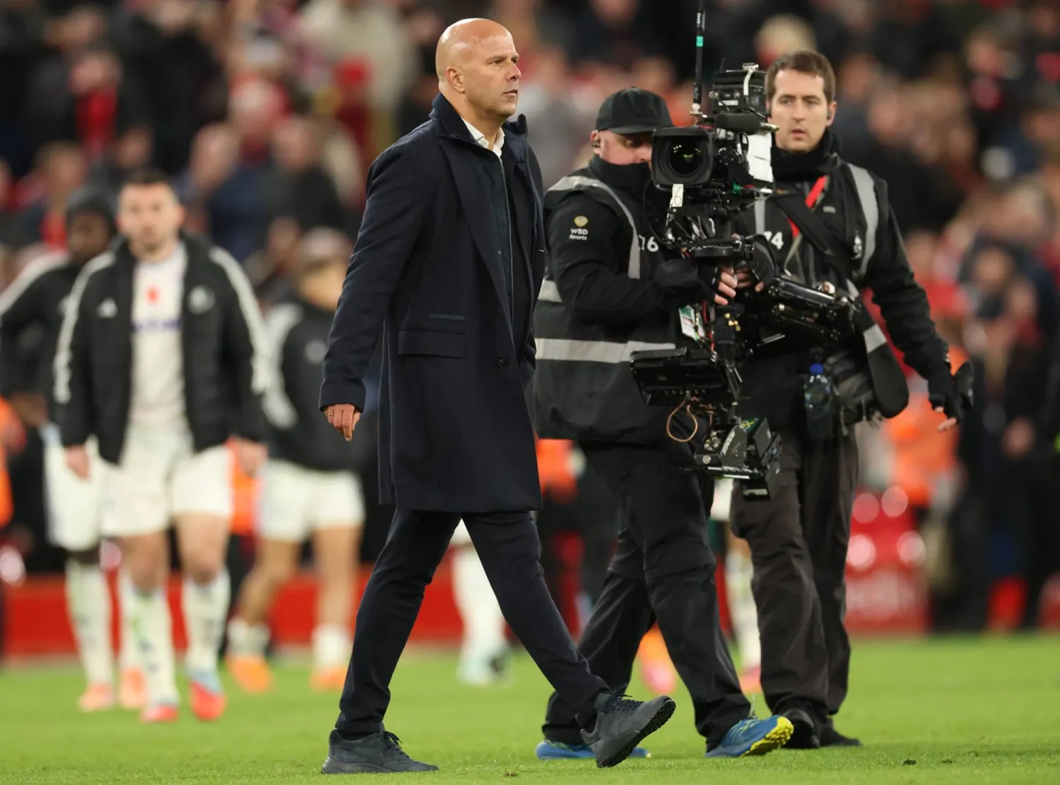 أرني سلوت مدرب ليفربول بعد الفوز على أستون فيلا (إ.ب.أ)