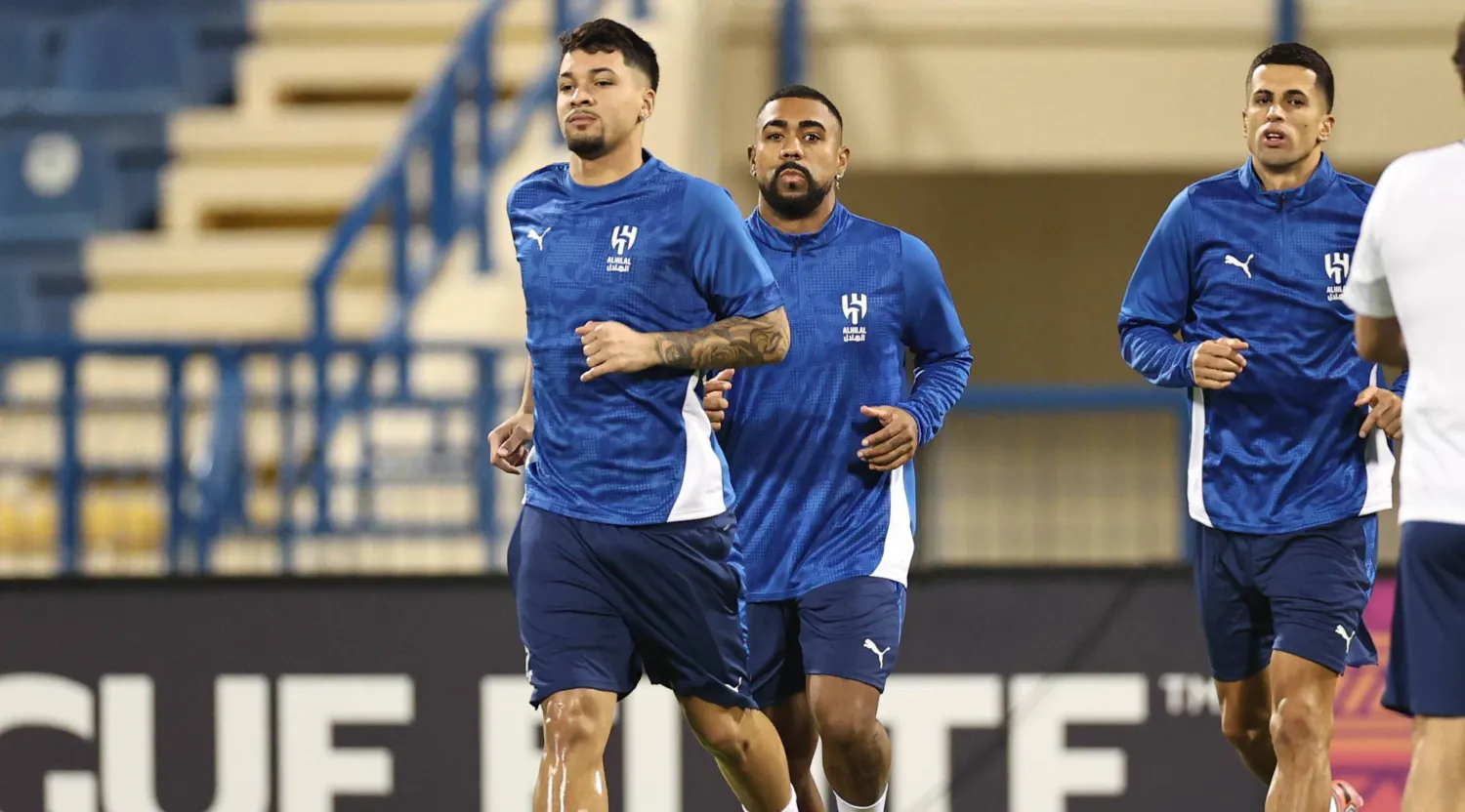 مالكوم خلال مشاركته في تدريبات الهلال بالدوحة قبل شعوره بتجدد الإصابة (تصوير: سعد العنزي)