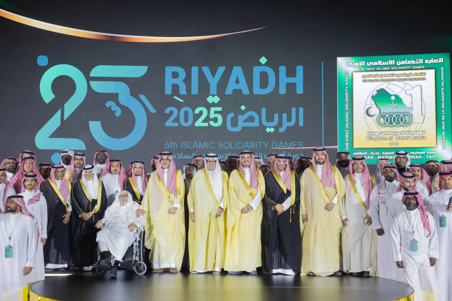 لقطة جماعية للمكرمين في الحفل الذي أقيم بمجمع الأمير فيصل بن فهد الأولمبي (الشرق الأوسط)