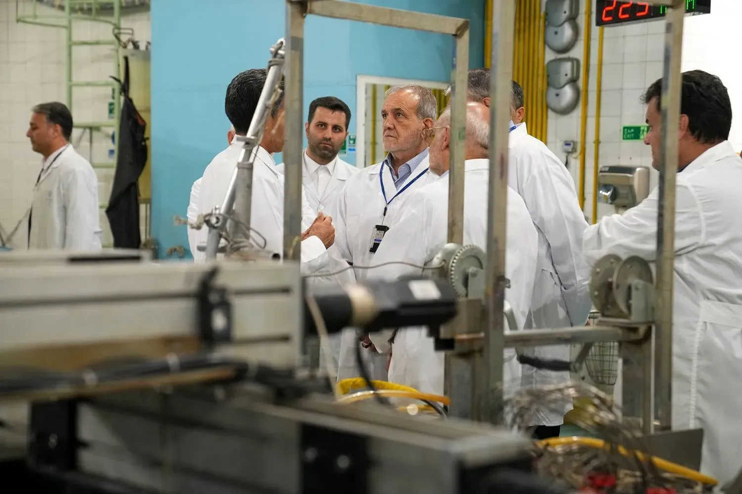 İran Atom Enerjisi Örgütü'nün yayınladığı, Pezeşkiyan'ın dün bir nükleer laboratuvara yaptığı ziyaretten