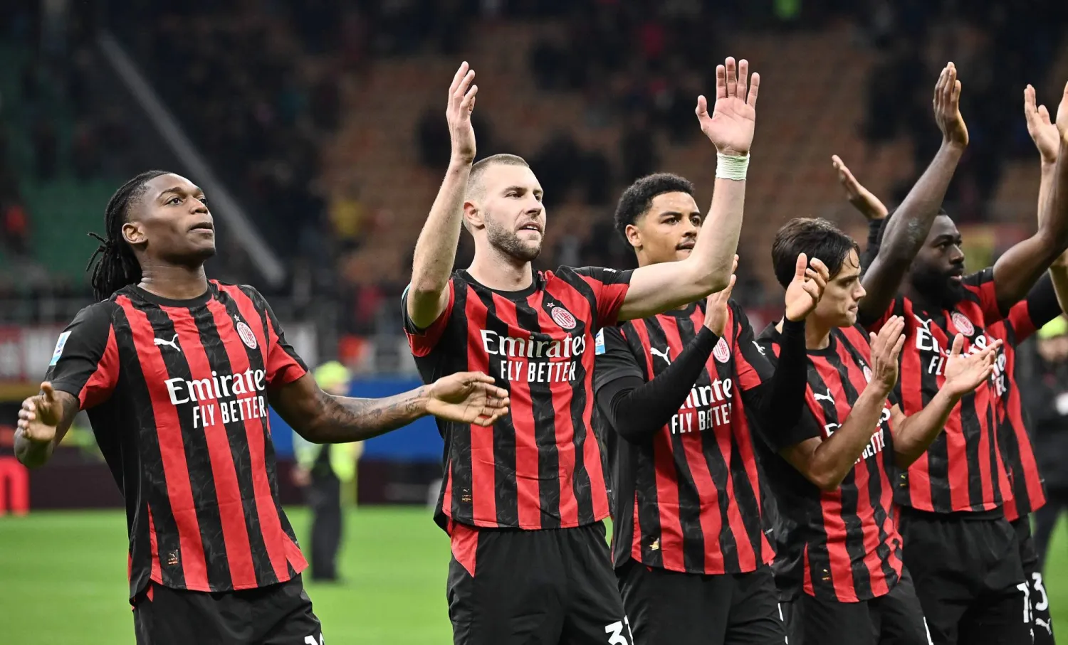 فرحة لاعبي ميلان مع جماهيرهم بالفوز على روما (أ.ف.ب)