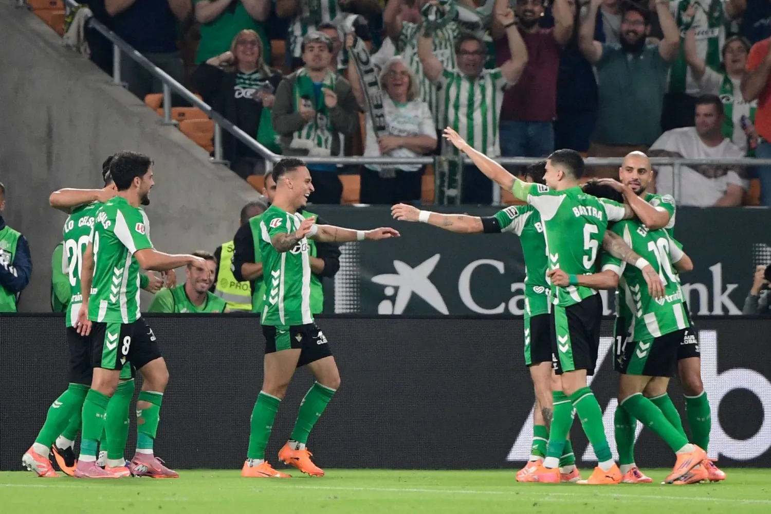 لاعبو بيتيس يحتفلون بأحد أهدافهم في المباراة (أ.ف.ب)