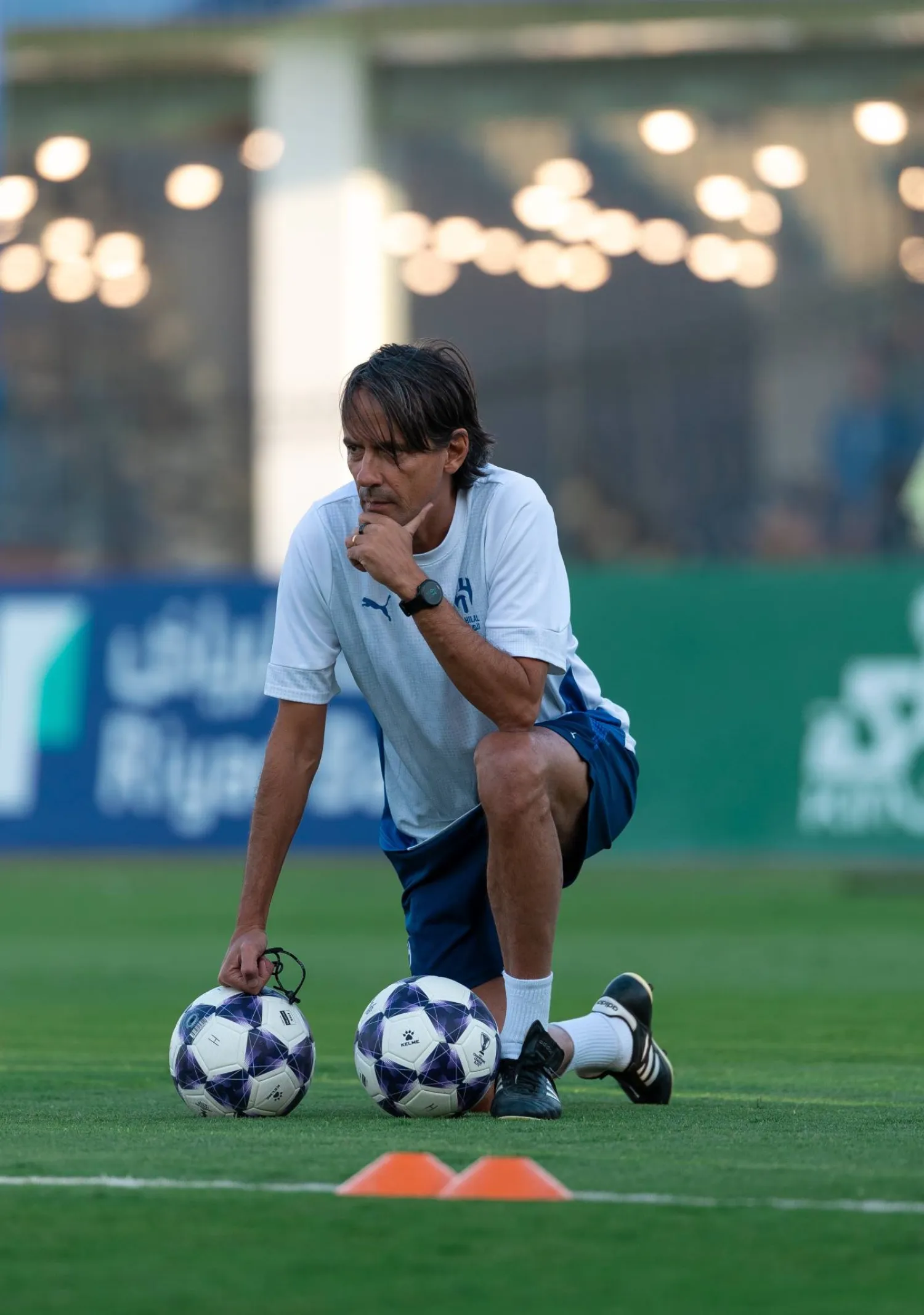 إنزاغي يراقب لاعبيه 