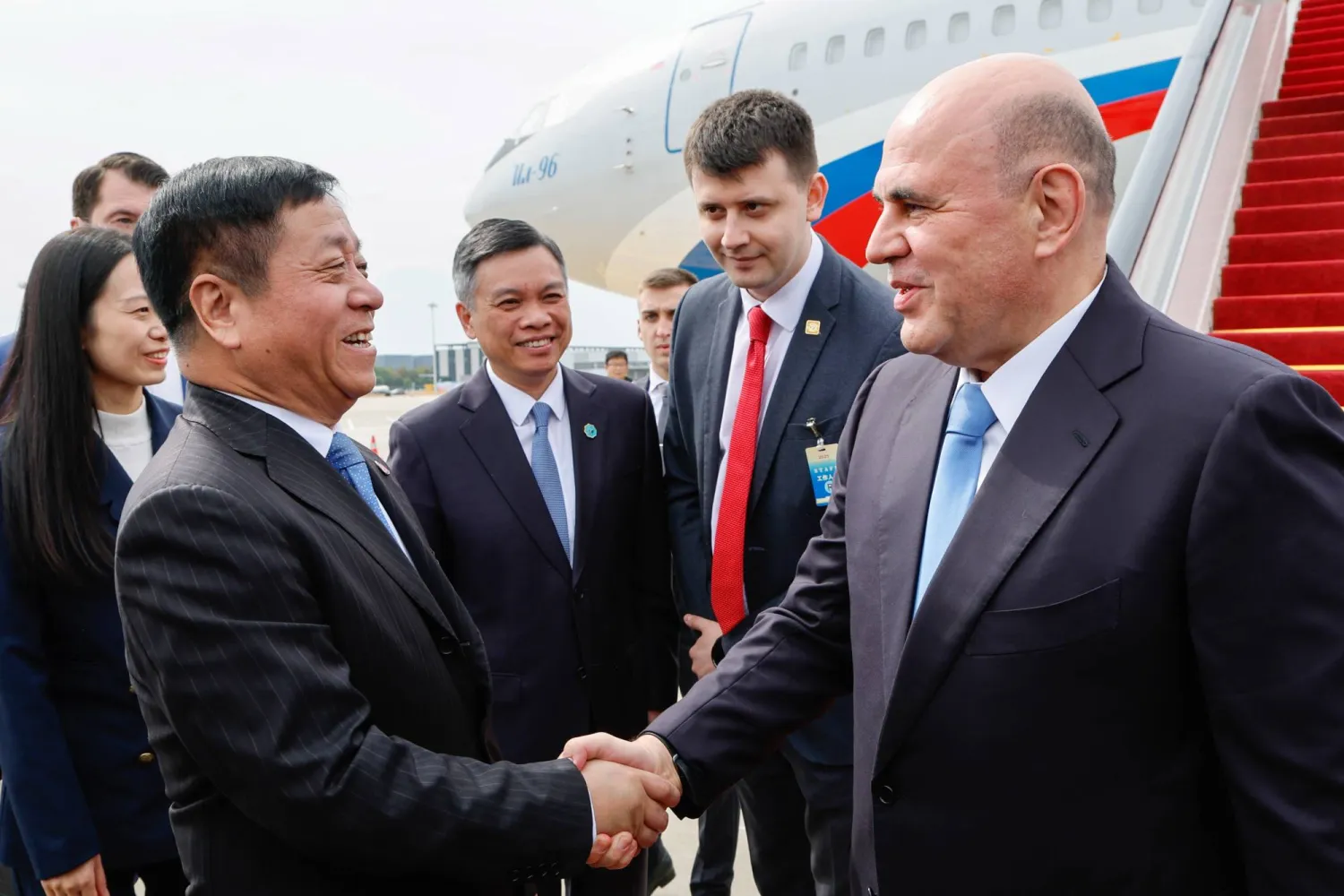 رئيس الوزراء الروسي ميخائيل ميشوستين لدى وصوله إلى مطار هانغتشو شياوشان الدولي (د.ب.أ)