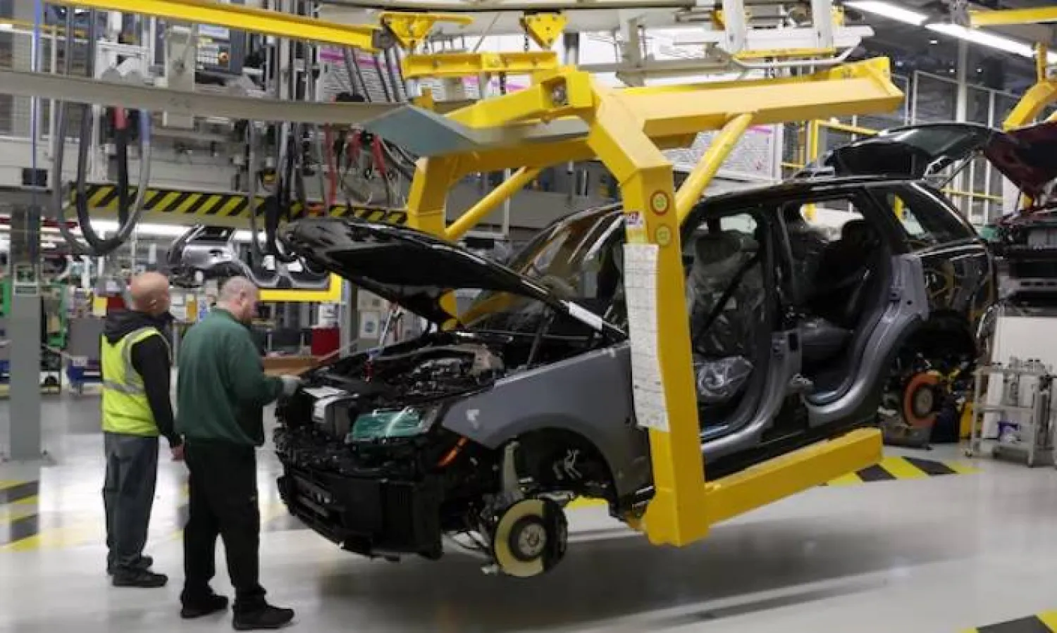 عمال في خط الإنتاج بمصنع «جاكوار لاند روفر» في مدينة سوليهل البريطانية (رويترز)