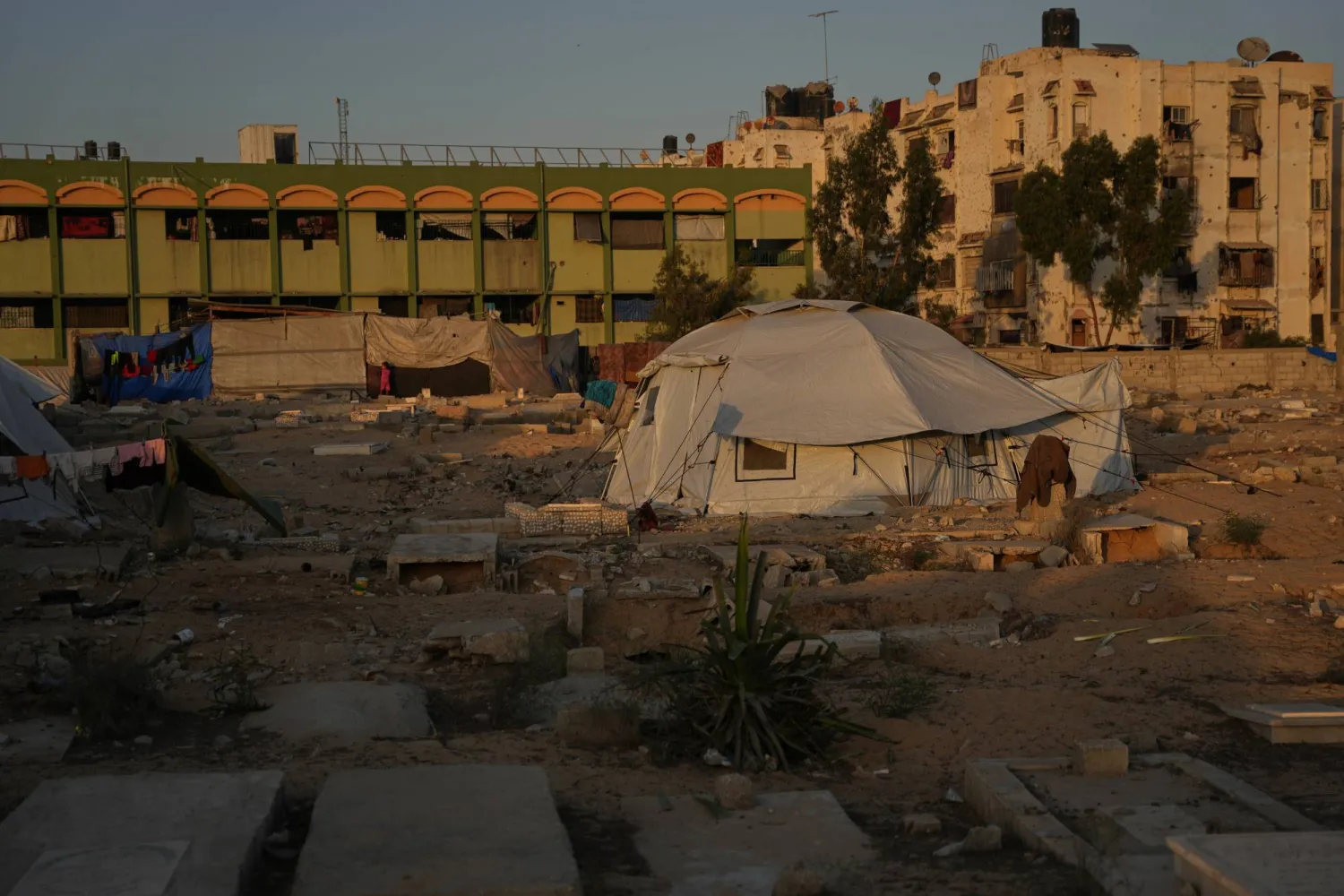 خيام مؤقتة للنازحين الفلسطينيين منصوبة بجوار مقبرة في خان يونس جنوب قطاع غزة (أ.ب)