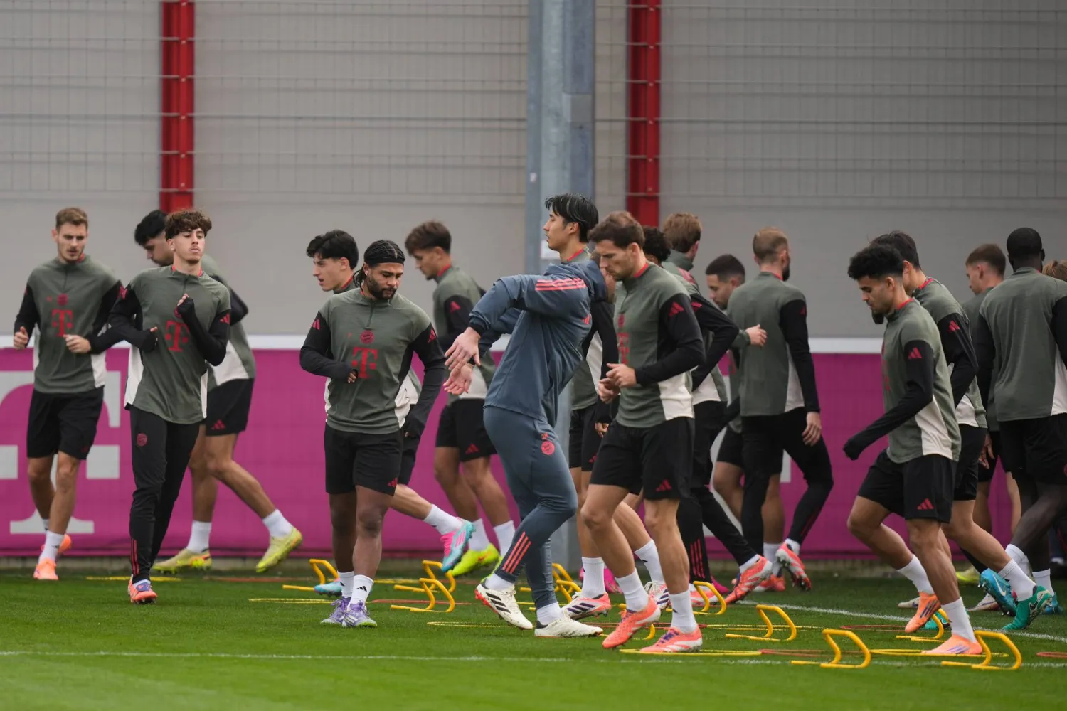 رحلة بايرن إلى ملعب باريس تشكل اختباراً لتحديد موقعه بين نخبة القارة (أ.ب)