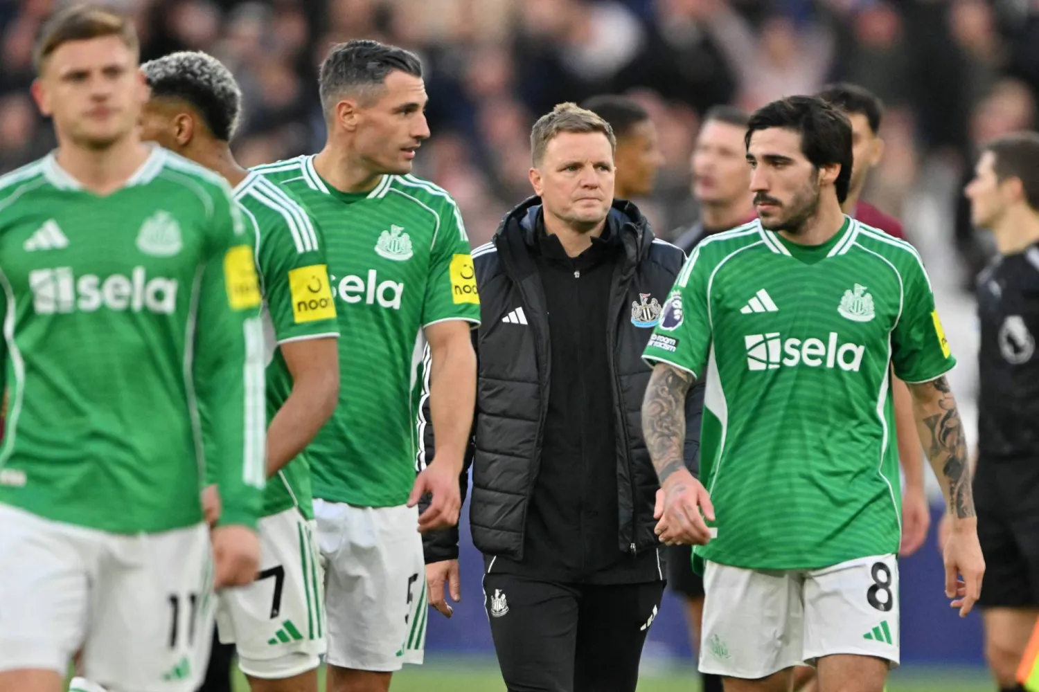 إيدي هاو يطلب من اللاعبين أن يتعلموا من هذا الأداء ويكون نقطة تحول ويخرجوا من هذا المستوى بشكل سريع قبل أن يواجهوا تحديات أكثر صعوبة (أ.ف.ب)