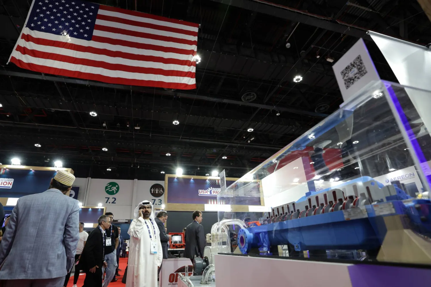 زوار في الجناح الأميركي خلال معرض ومؤتمر «أديبك» بأبوظبي 3 نوفمبر 2025 (إ.ب.أ)