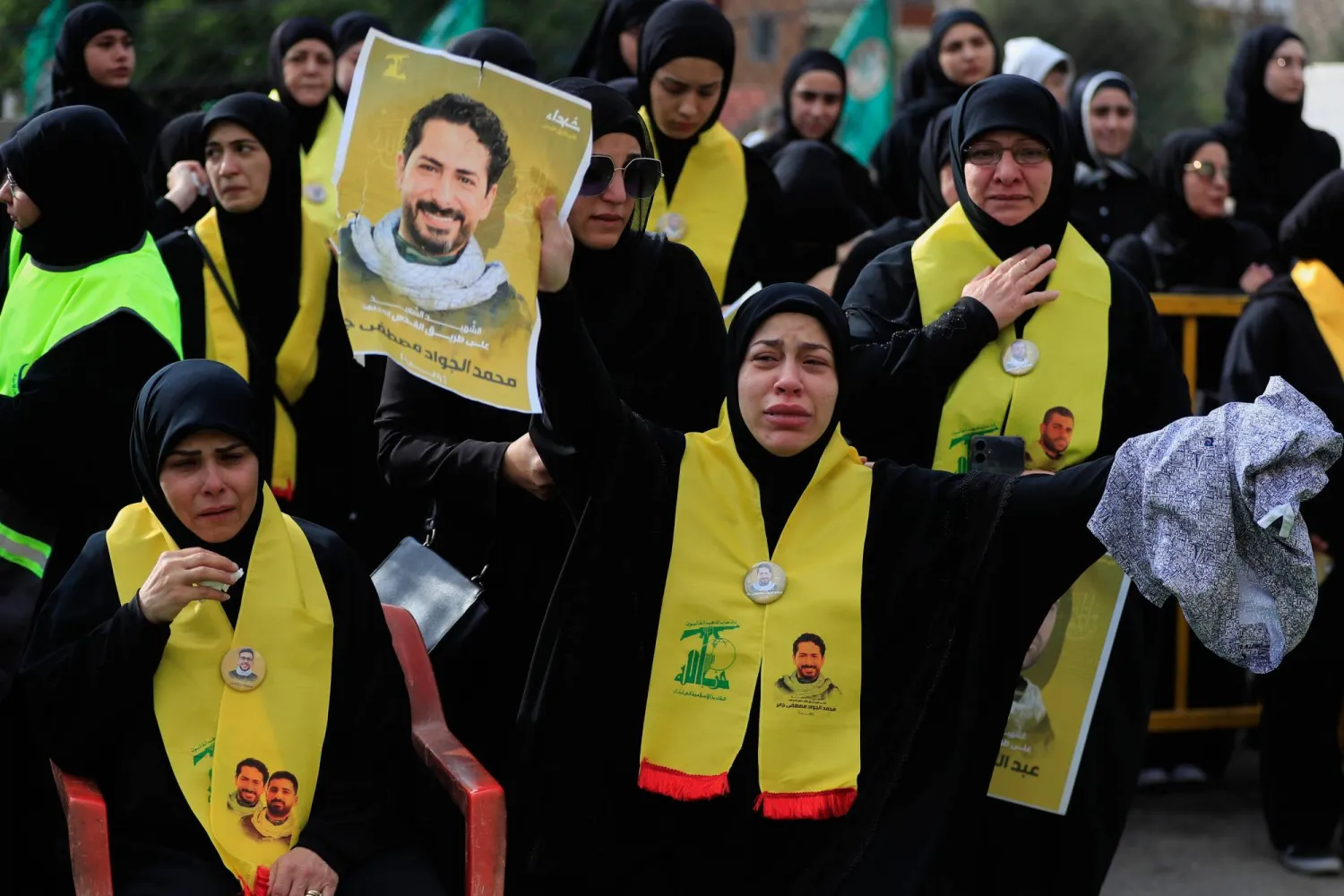 سيدات مشاركات في تشييع خمسة عناصر في «حزب الله» قتلوا في عمليات اغتيال إسرائيلية خلال الأيام الماضية في النبطية (أ.ب) 