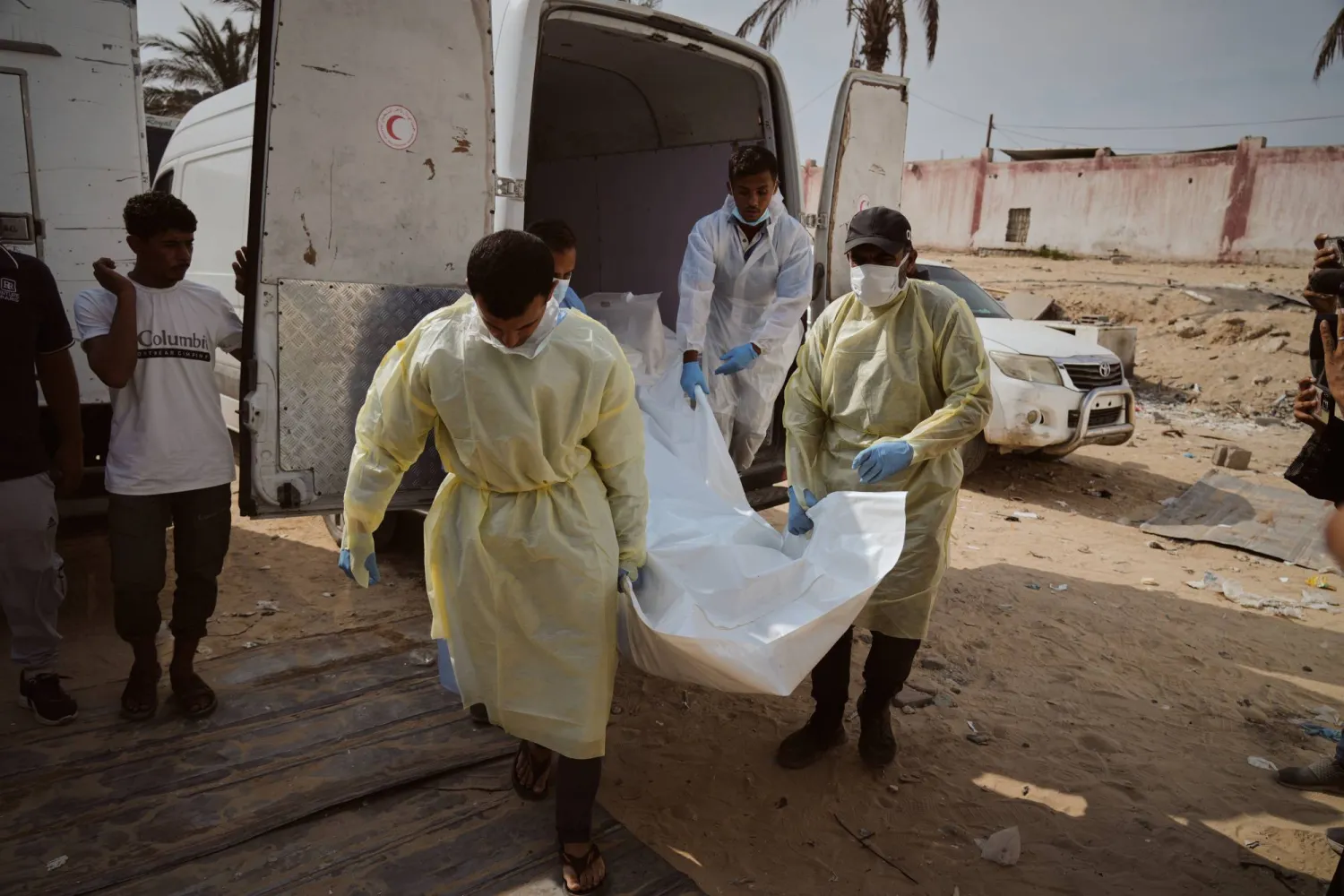 جثث فلسطينيين مجهولي الهوية عادوا من إسرائيل كجزء من اتفاق وقف إطلاق النار يتم نقلها إلى «مستشفى ناصر» في خان يونس (أ.ب)