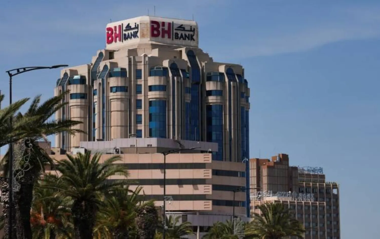 الواجهة الخارجية لبنك «بي إتش» في تونس (رويترز)