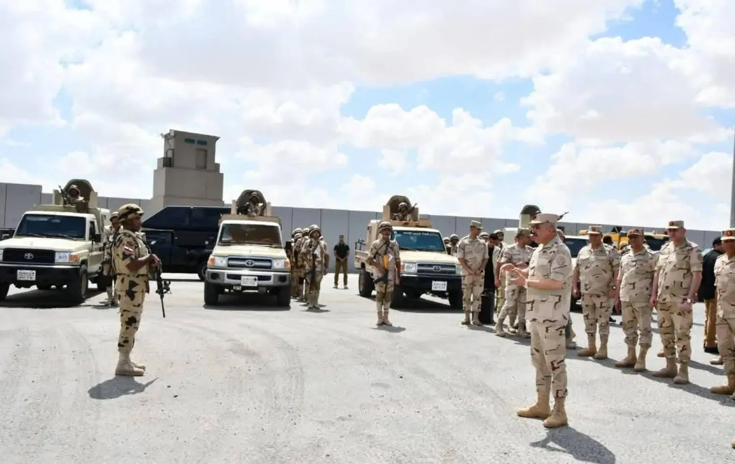 الفريق أحمد خليفة رئيس أركان الجيش المصري يتفقد القوات قرب حدود إسرائيل نهاية العام الماضي (المتحدث العسكري)