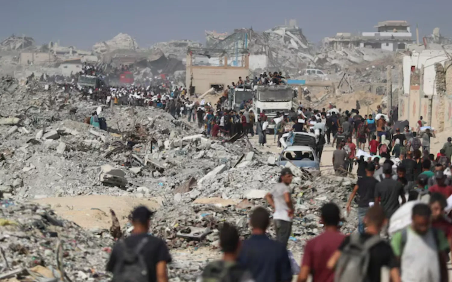 Palestinians carry aid supplies that entered Gaza through Israel, in Beit Lahia, northern Gaza Strip, August 2, 2025. REUTERS/Mahmoud Issa/File Photo 