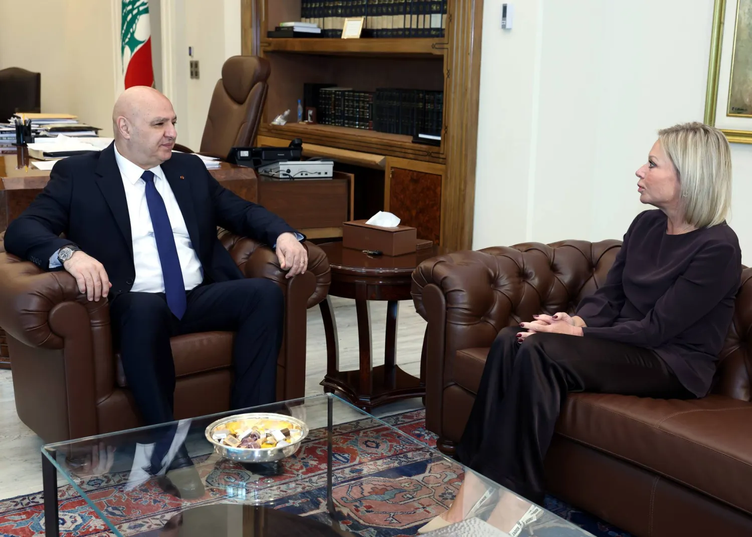 الرئيس جوزيف عون مجتمعاً مع منسقة الأمم المتحدة لدى لبنان لبحث التطورات المتصلة بسبل معالجة الوضع بالجنوب في ظل الاتصالات الجارية لإعادة الاستقرار للمنطقة (الرئاسة اللبنانية)