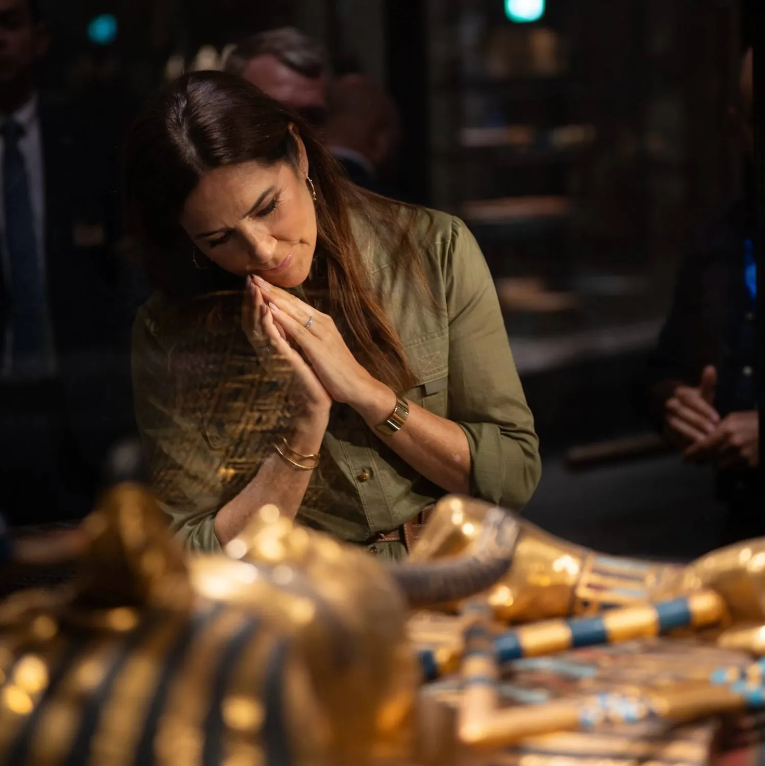 ملكة الدنمارك تتأمل مجموعة الملك توت عنخ آمون الذهبية (الديوان الملكي الدنماركي على منصة «إنستغرام»)